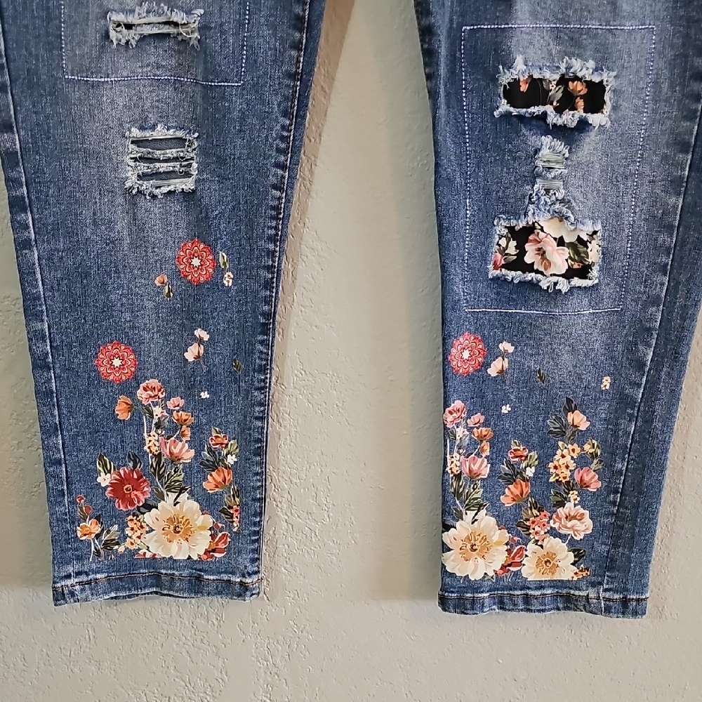 Patchwork Distressed Ankle Jeans With Painted Flo… - image 4